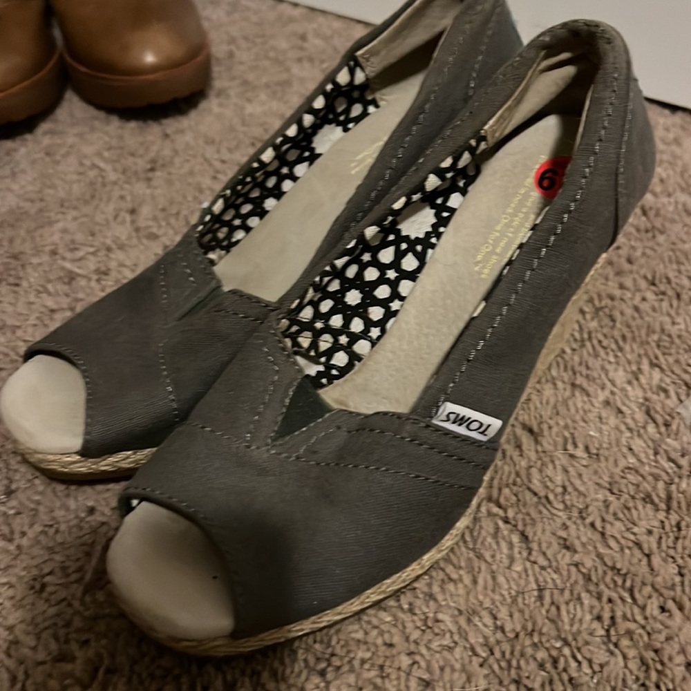 Toms - Picture 3 of 3